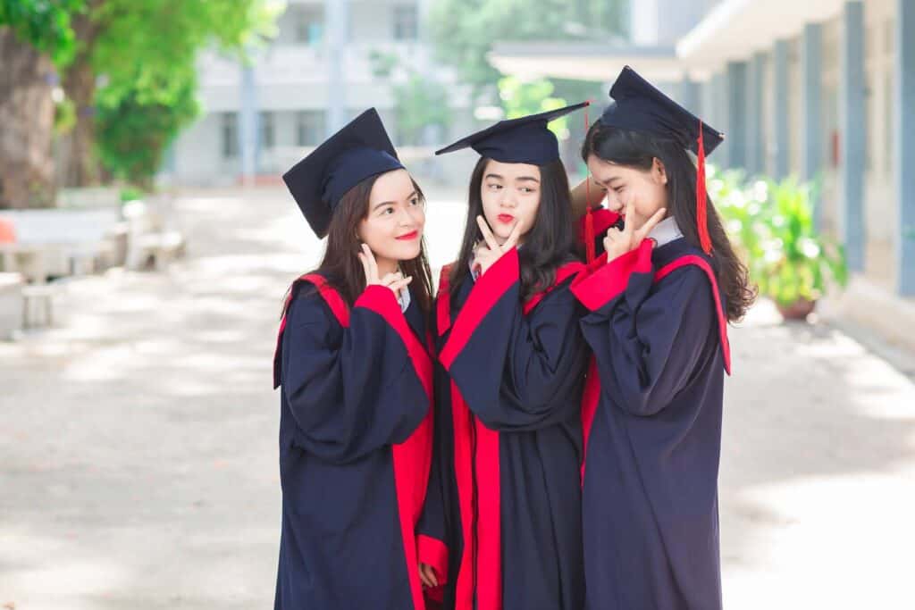 trei fete in halate de absolvire