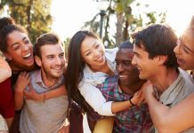 Cum sa-ti faci prieteni la facultate – Ghidul suprem despre prietenia universitara