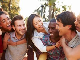 Cum sa-ti faci prieteni la facultate – Ghidul suprem despre prietenia universitara