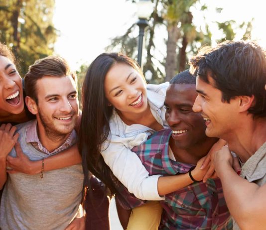 Cum sa-ti faci prieteni la facultate – Ghidul suprem despre prietenia universitara