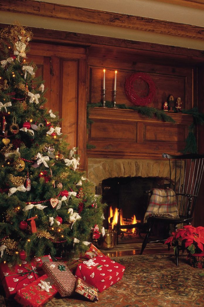 Brad artificial premium in stil vintage decorat cu globuri auriu antichizat si cupru, intr-un living retro cu atmosfera calda de Craciun.